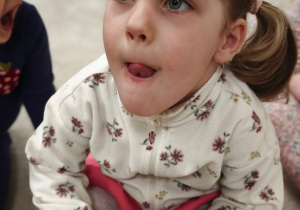 Dziewczynka ćwiczy pionizację języka