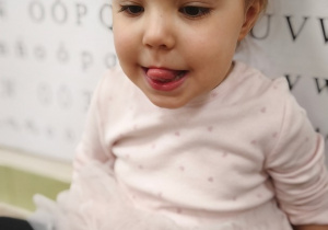 Dziewczynka maluje językiem krople deszczu