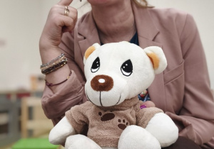 Logopedka wypycha językiem policzek w zabawie o nazwie chmurka