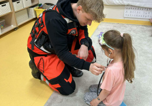 ratownik bada stetoskopem Gaję
