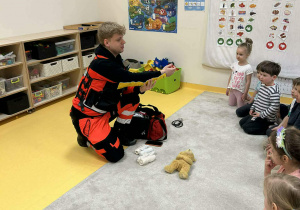 Ratownik opowiada dzieciom o swojej pracy