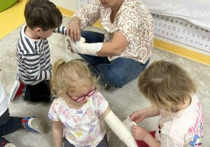 Dzieci zakładają sobie opatrunki i bandaże