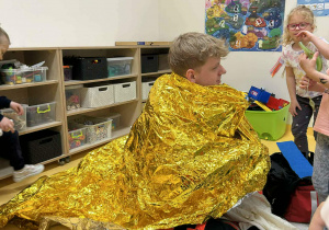 Ratownik założył koc termiczny