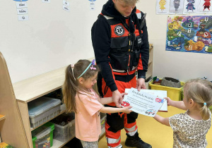 dzieci dziękują ratownikowi za spotkanie