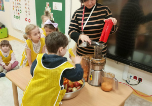 Ignacy robi sok owocowy