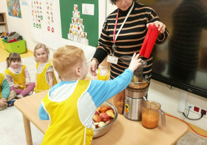 Krystian robi sok owocowy