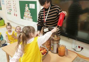 Natalka robi sok owocowy