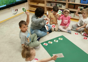 zabawy dywanowe - prodfukty zdrowe i niezdrowe