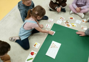 dzieci tworza piramidę zdrowia