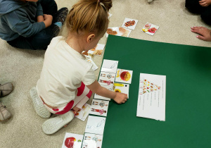 Oliwia tworzy piramidę zdrowia