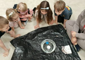 eksperyment " co tonie , co pływa"