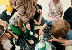 Eksperyment "kolorowy wulkan"