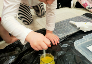 Hania miesza barwnik do pracy plastycznej