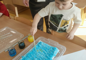 Jasio tworzy pracę plastyczną "Słońce zza nieba"