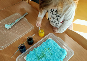 Hanai tworzy przy pomocy pipetki pracę plastyczną