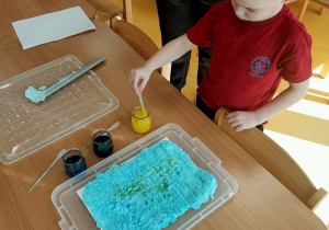 Oskar tworzy pracę plastyczną