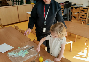 Bianka tworzy pracę plastyczną