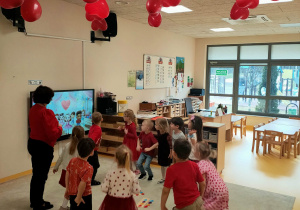 zabawy muzyczno ruchowe