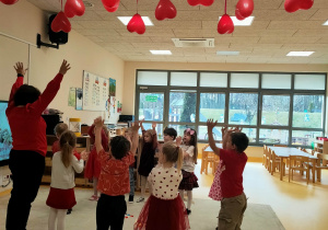 zabawy muzyczno ruchowe