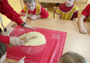 przygotowanei do pieczenia serduszkowych ciasteczek