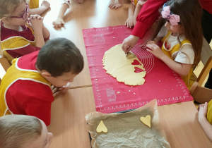 dzieci wycinają serduszkowe ciasteczka