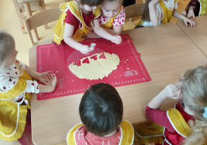 Natalka wycina ciasteczka