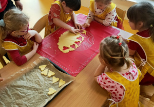 Julek wycina ciasteczka