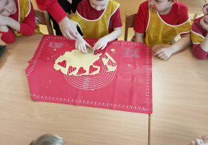 Oskar wycina ciasteczka