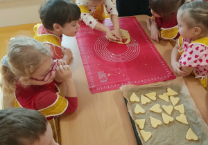 Julka wycina ciasteczka