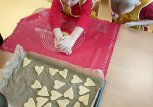 Dawid wycina ciasteczka