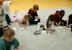 zabawy rozwijające myślenie, kiedy moga boleć oczy