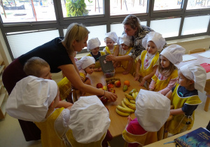 dzieci nazywają owoce