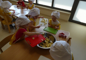 dzieci wrzucają owoce do miski