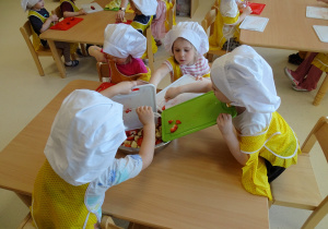 dzieci zrzucają owoce do miski