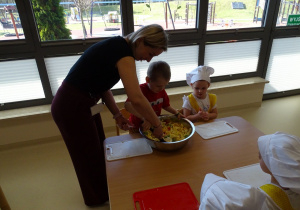 pani miesza sałatkę