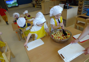 dziecko miesza sałatkę