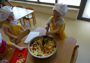 dziecko miesza sałatkę