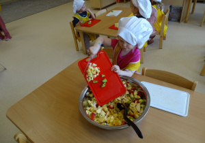 dzieci zrzucają sałatkę do miski