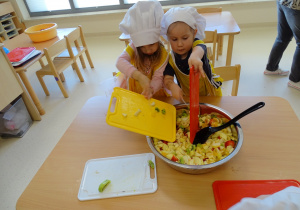 dzieci zrzucają sałatkę do miski