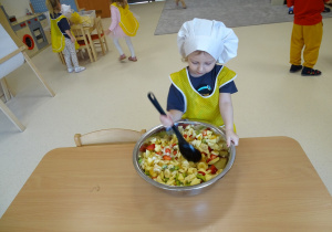 dziewczynka miesza sałatkę