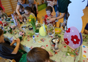 07 Panie pomagają dzieciom