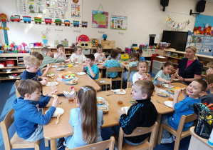 02 Jemy wspólne śniadanie
