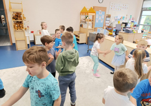 02 Dzieci witają się podając sobie dłonie