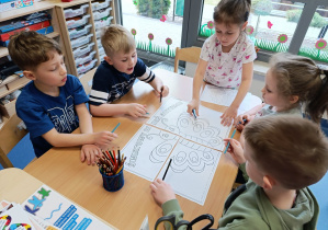 08 Kolejna grupa dzieci z motylem