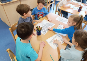 09 Dzieci składają motyla w całość