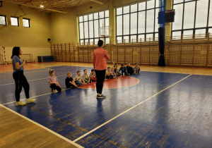 02 Dzieci słuchają zasad zabawy