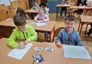 06 Chłopcy siedzą w ławce szkolnej