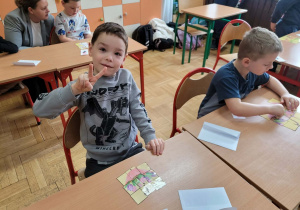 07 Chłopcy układają puzzle