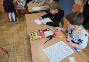 08 Chłopcy kolorują kolorowankę