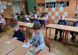09 Dzieci siedzą w ławkach